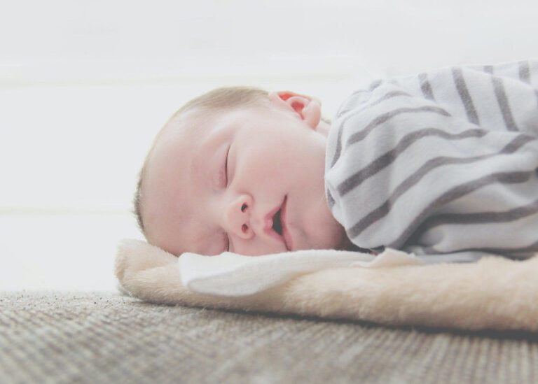 How to Safely Put a Blanket on a Newborn: Expert Tips